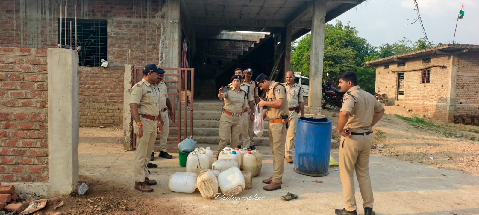 नानपुर पुलिस और आबकारी विभाग की संयुक्त कार्रवाई, 200 लीटर ताड़ी व हाथ भट्ठी शराब जब्त