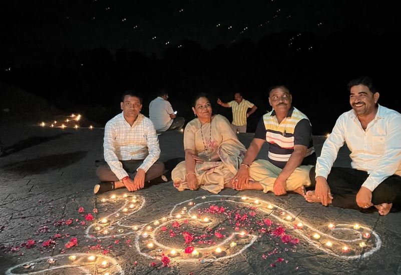 Mahidpur Deepotsav: ‘आशीर्वाद का दिया’ अभियान में 10 हजार दीपों से जगमगाया नगर, गऊघाट पर जले 2100 दीप