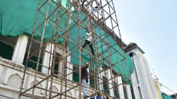 उज्जैन में शाही मस्जिद का बाहरी हिस्सा हटाने की तैयारी, पुलिस तैनात; आसपास की दुकानें बंद
