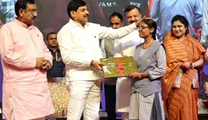 MP के 1.21 लाख छात्रों के खाते में पहुंचे ₹25,000, CM मोहन यादव ने सिंगल क्लिक से ट्रांसफर किए ₹304 करोड़