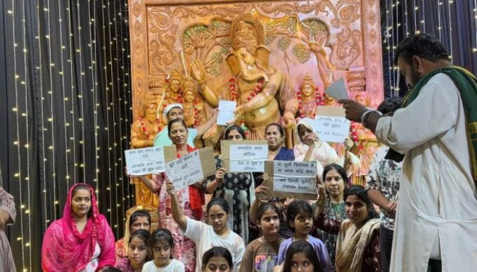 “गणपति बप्पा मोरया, नेताओं ने काम नहीं होरिया”: बदहाल सड़क के लिए बप्पा को सौंपा ज्ञापन