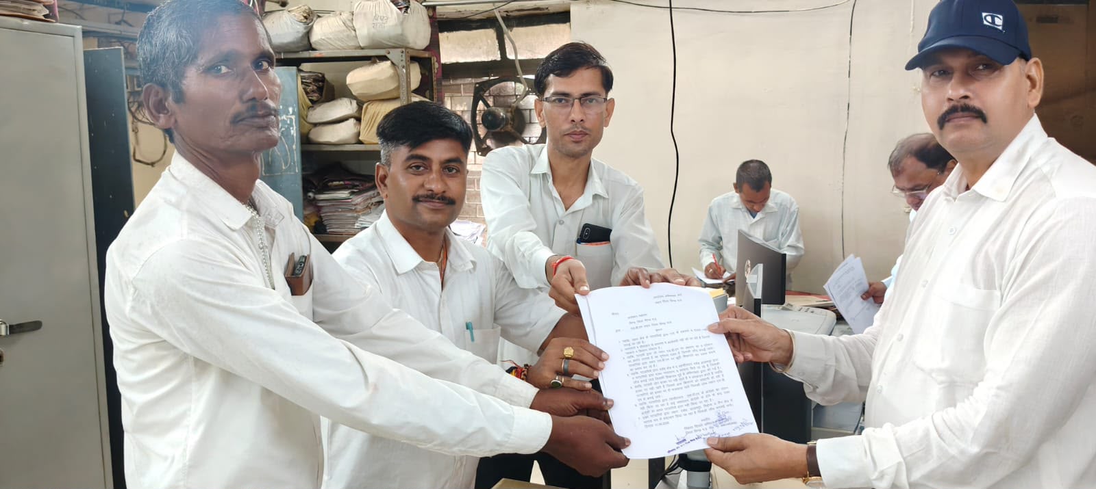 पटवारियों पर गंभीर आरोप, लहार अभिभाषक संघ ने कलेक्टर के नाम सौंपा ज्ञापन
