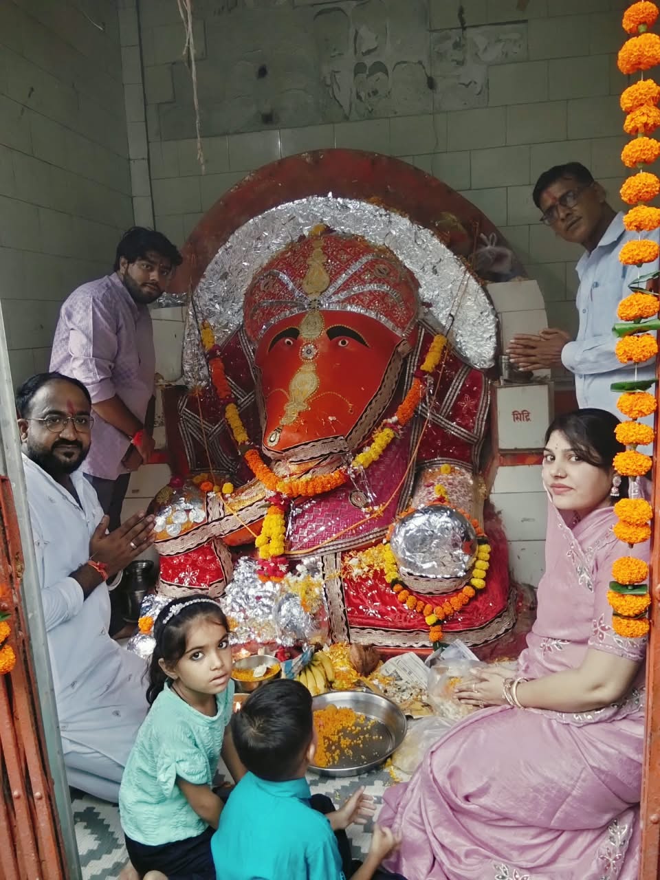 बरसते पानी के बीच गूंजे ‘गणपति बप्पा मोरिया’ के जयकारे, पांडालों में विराजे विघ्नहर्ता