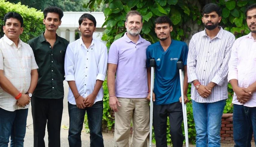 बिहार के पीड़ित छात्रों से मिले राहुल गांधी, बोले- लाठी और गोलियां चलाने की क्या जरूरत थी?