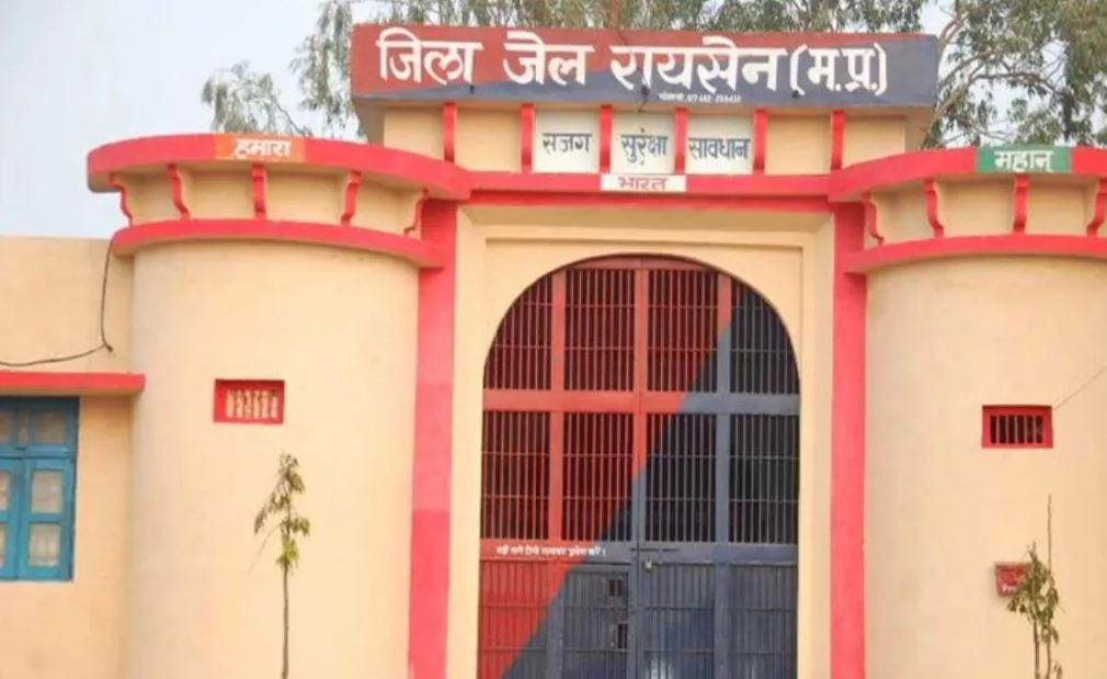 Raisen Jail Firing Case: रायसेन जेल गोलीकांड में बड़ी कार्रवाई, कार्यवाहक अधीक्षक आर.के. चौरे निलंबित; घायल प्रहरी का भोपाल एम्स में इलाज