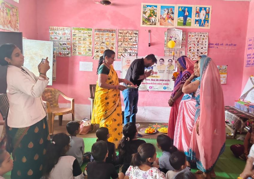 बम्होरी के आंगनवाड़ी केंद्र में ‘आंगन मिलन सेवा कार्यक्रम’, बच्चों को बांटे फल और मिठाई