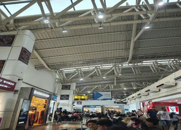 इंदौर एयरपोर्ट की खुली लोहे की छत पर यात्री ने उठाए सवाल, AI से बनाए शानदार डिजाइन; ‘मालवा हेरिटेज’ और ‘नर्मदा फ्लो’ थीम का दिया सुझाव