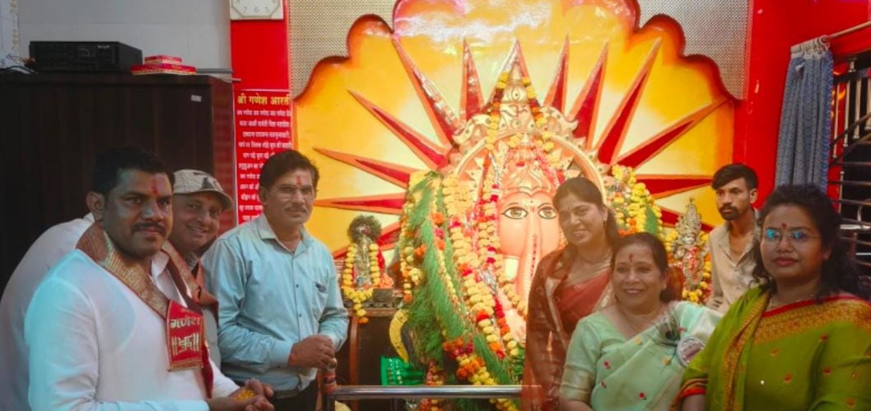 नागदा के सिद्ध गणेश मंदिर में नव किरण सामाजिक संस्था ने की महाआरती, 11 किलो बूंदी का प्रसाद बांटा