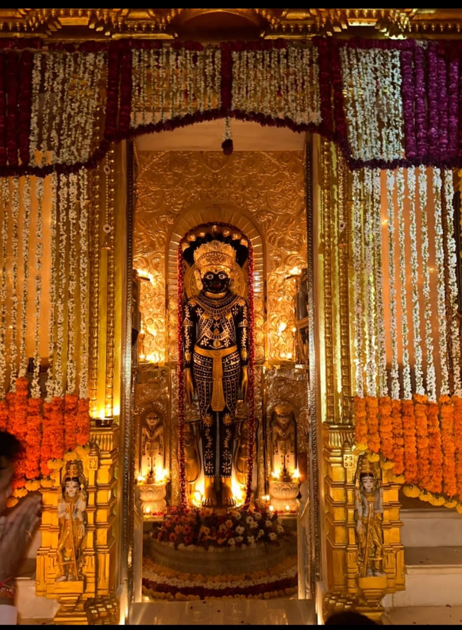 2100 दीपों की रोशनी में नहाया नरीमन नागेश्वर मंदिर, भक्ति में झूमे हजारों श्रद्धालु