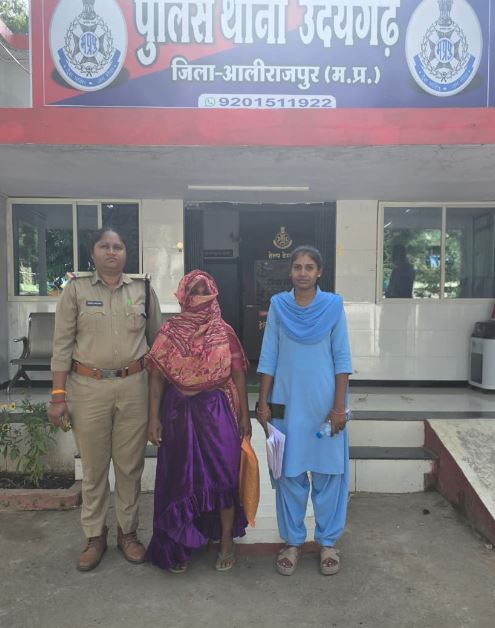 15 दिन से लापता पिता का शव घर में रेत के नीचे मिला, हत्या के आरोप में पत्नी गिरफ्तार