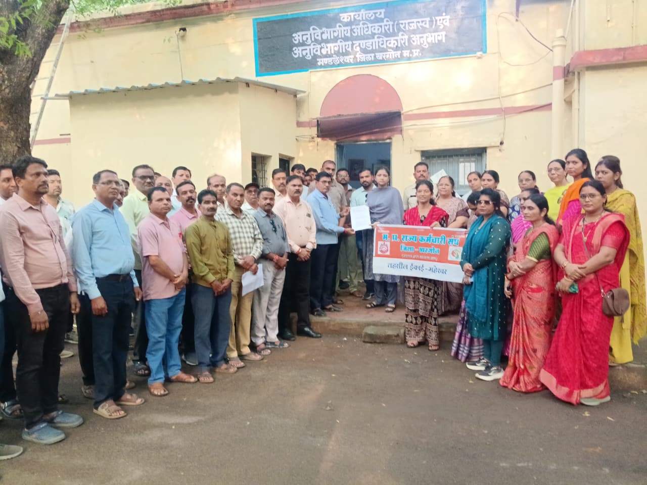लंबित मांगों को लेकर राज्य कर्मचारी संघ ने सौंपा ज्ञापन, पुरानी पेंशन बहाली की उठाई मांग