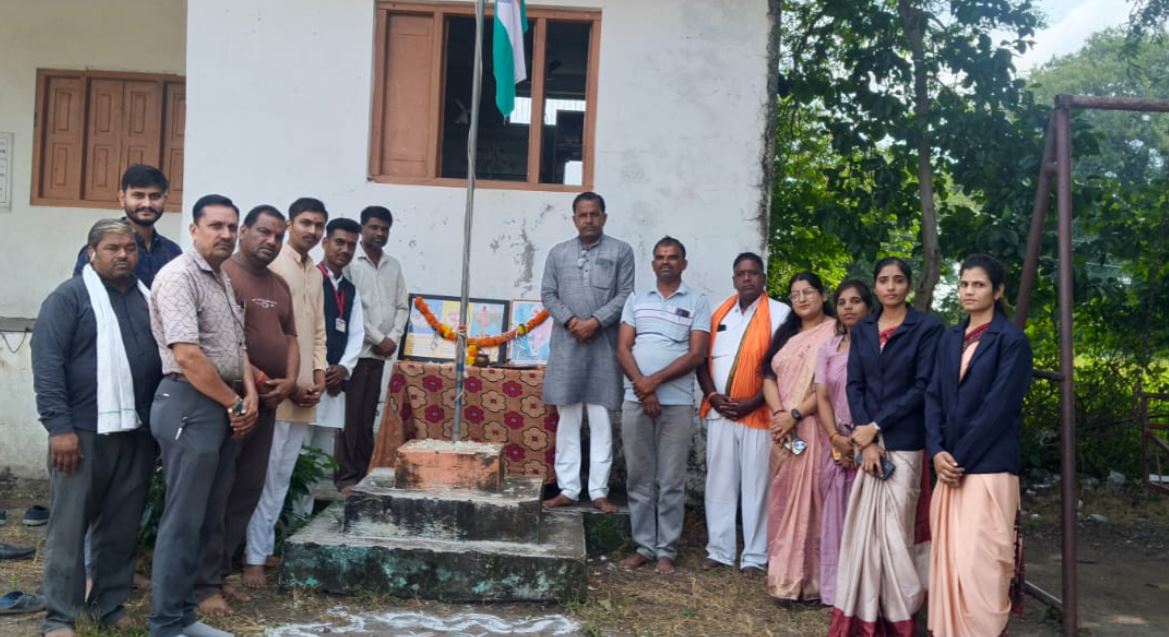 पड़ाना के सरस्वती शिशु मंदिर में गूंजा ‘वंदे मातरम्’, दो विद्यालयों के विद्यार्थियों ने किया सामूहिक गायन