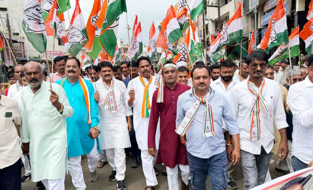 किसानों के उचित मुआवजे की मांग को लेकर बेगमगंज में ट्रैक्टर रैली, देवेंद्र पटेल बोले—हक के लिए जारी रहेगा संघर्ष
