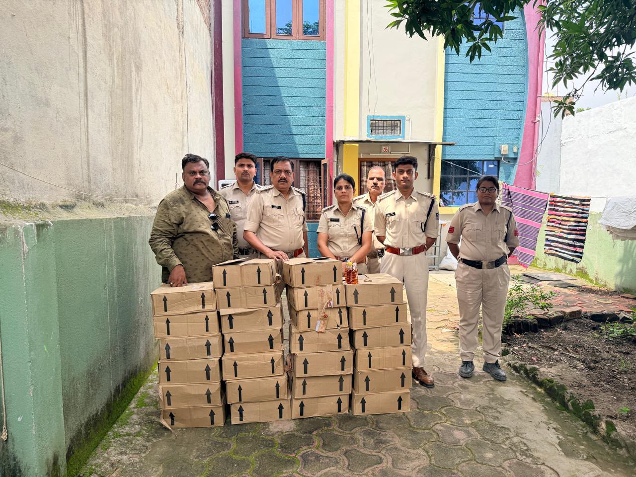 इंदौर आबकारी विभाग की बड़ी कार्रवाई: बंद मकान से 234 बल्क लीटर अवैध शराब बरामद