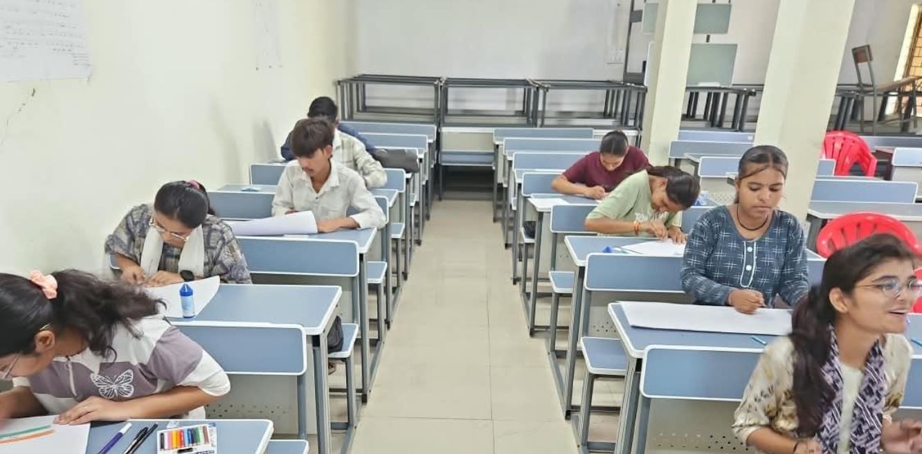 ‘सेवा चित्र’ प्रतियोगिता में विद्यार्थियों ने रंगों से दिखाई सेवा और राष्ट्र निर्माण की भावना