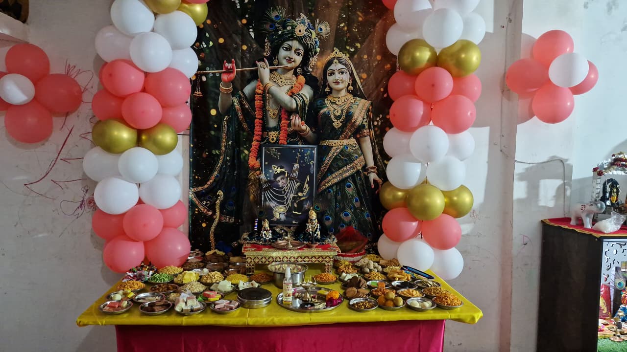 मंगल कॉलोनी में धूमधाम से मनाया गया श्रीकृष्ण जन्मोत्सव, भजनों पर देर रात तक झूमे श्रद्धालु
