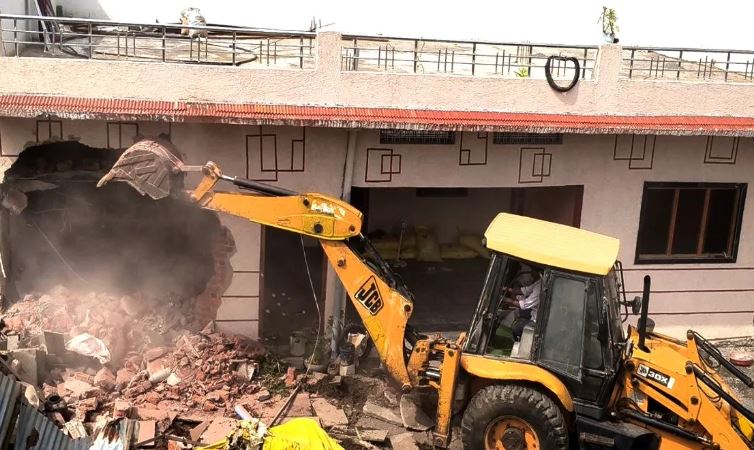 सागर में शराब माफिया पर प्रशासन का बड़ा प्रहार, पांच अवैध निर्माणों पर चला बुलडोजर