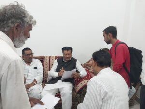 जैतवारा में गरजे नागरिक: प्रमुख ट्रेनों के स्टॉपेज के लिए सांसद गणेश सिंह को सौंपा ज्ञापन