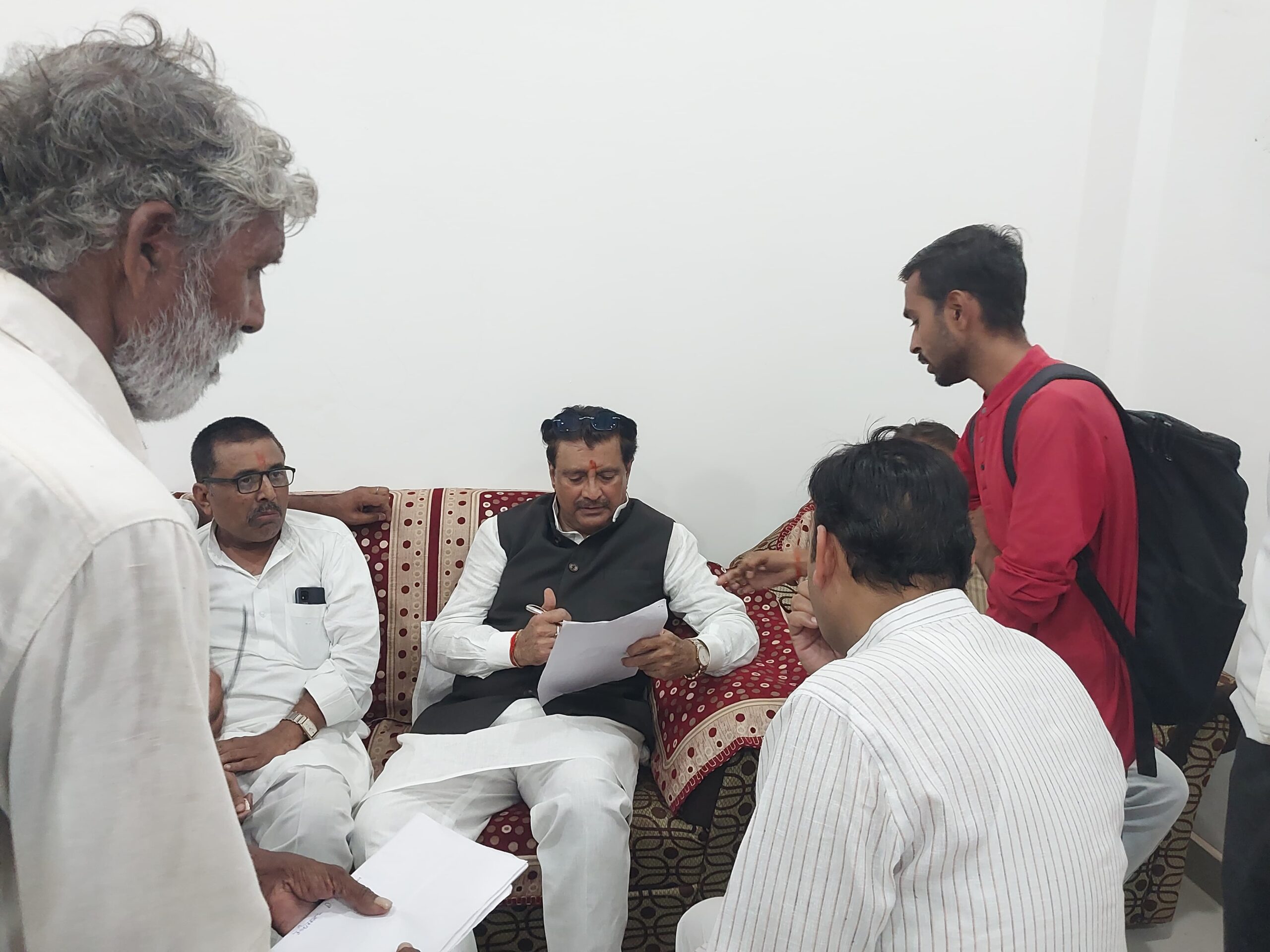 जैतवारा में गरजे नागरिक: प्रमुख ट्रेनों के स्टॉपेज के लिए सांसद गणेश सिंह को सौंपा ज्ञापन