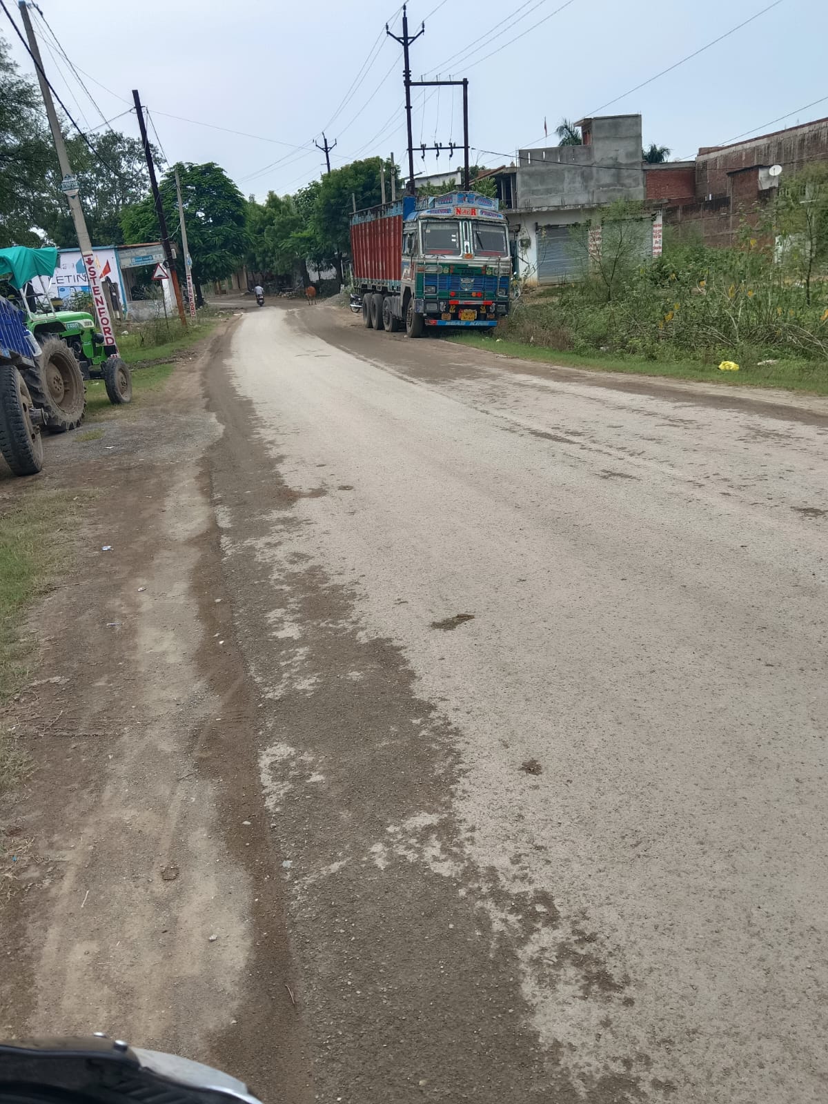 Rewa : मुख्यालय से एक किलोमीटर दूर तीन महीने से लावारिस खड़ा ट्रक, हादसे की आशंका