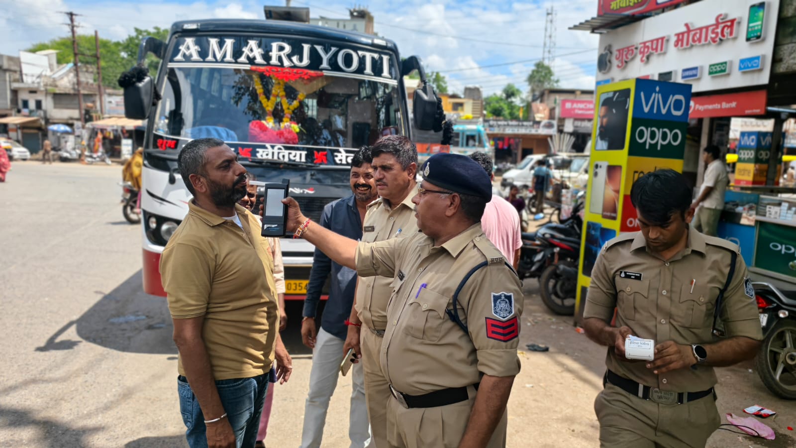 सेंधवा शहर पुलिस की बड़ी कार्रवाई, यात्री बसों की सघन चेकिंग से मचा हड़कंप