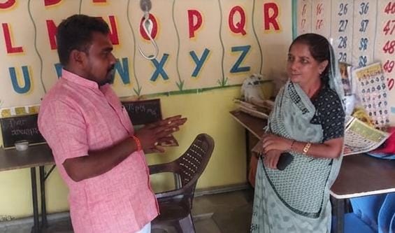 अमरपुरा आंगनबाड़ी केंद्र में औचक निरीक्षण के दौरान बिना यूनिफॉर्म मिली सहायिका, व्यवस्थाओं पर उठे सवाल