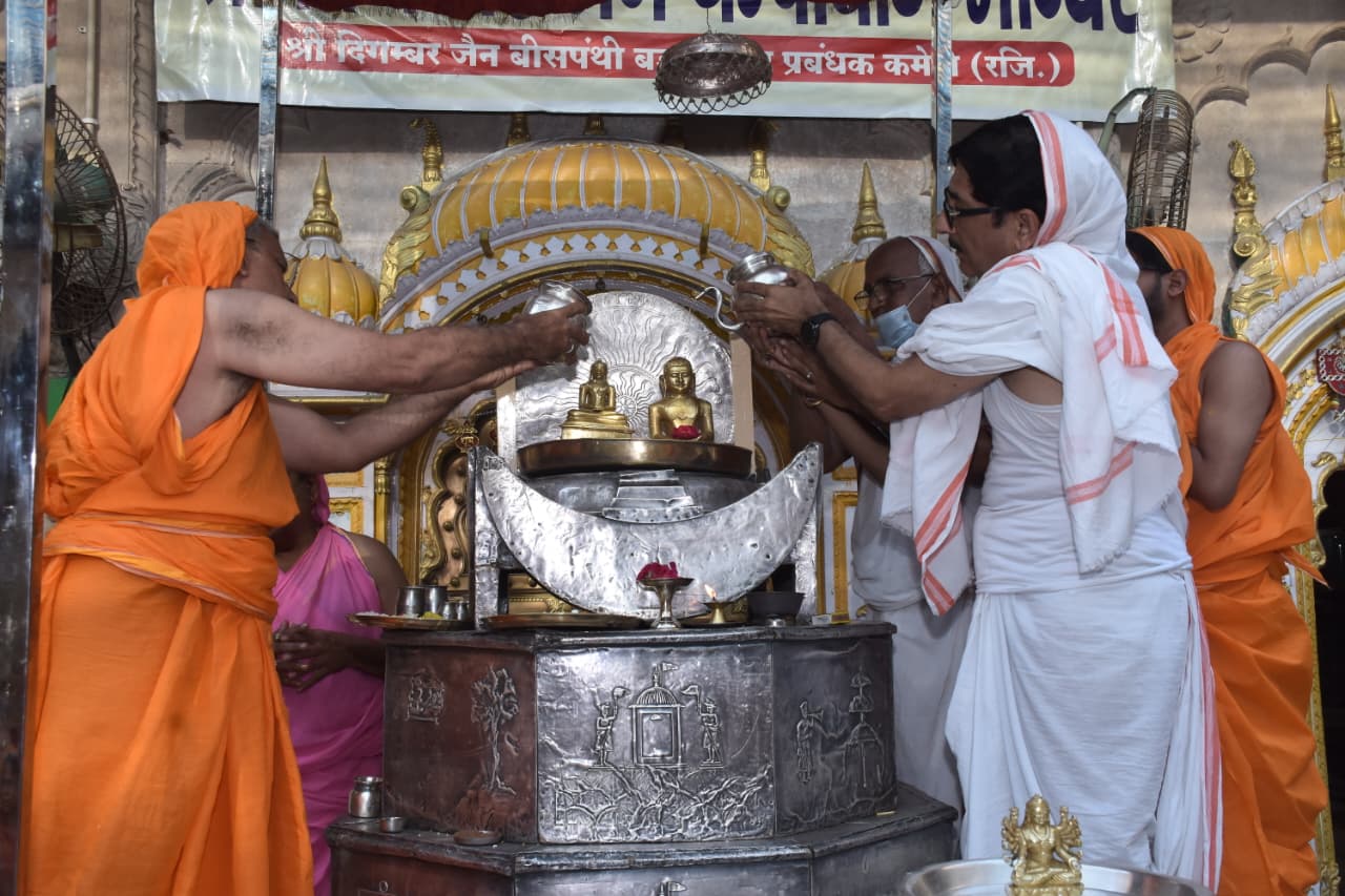 Gwalior: पर्यूषण पर्व पर जैन समाज ने किया पंचामृत अभिषेक, शांतिधारा के साथ हुई विशेष पूजा