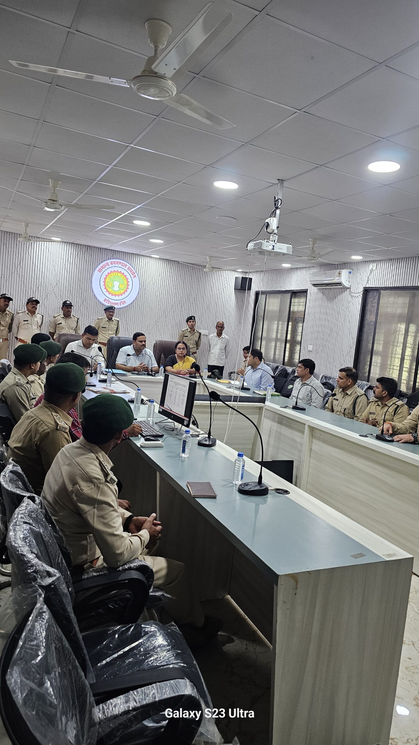 आयुक्त भोपाल संभाग एवं कलेक्टर ने किया वन मंडल कार्यालय का निरीक्षण; ‘एक पेड़ माँ के नाम’ अभियान के तहत किया पौधा रोपण