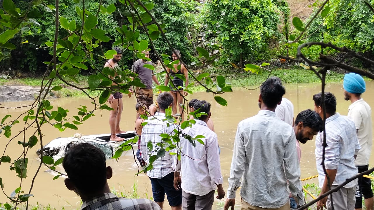 ब्रेकिंग न्यूज़ | मां बगलामुखी मंदिर के पास दर्दनाक हादसा, बरसाती नाले में बही कार, 8 श्रद्धालुओं की मौत