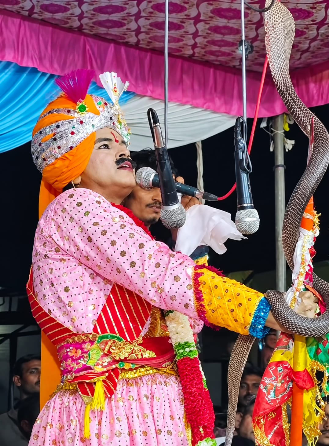 लोक देवता सत्यवीर तेजाजी महाराज के नाट्य मंचन के हजारों लोग बने साक्षी