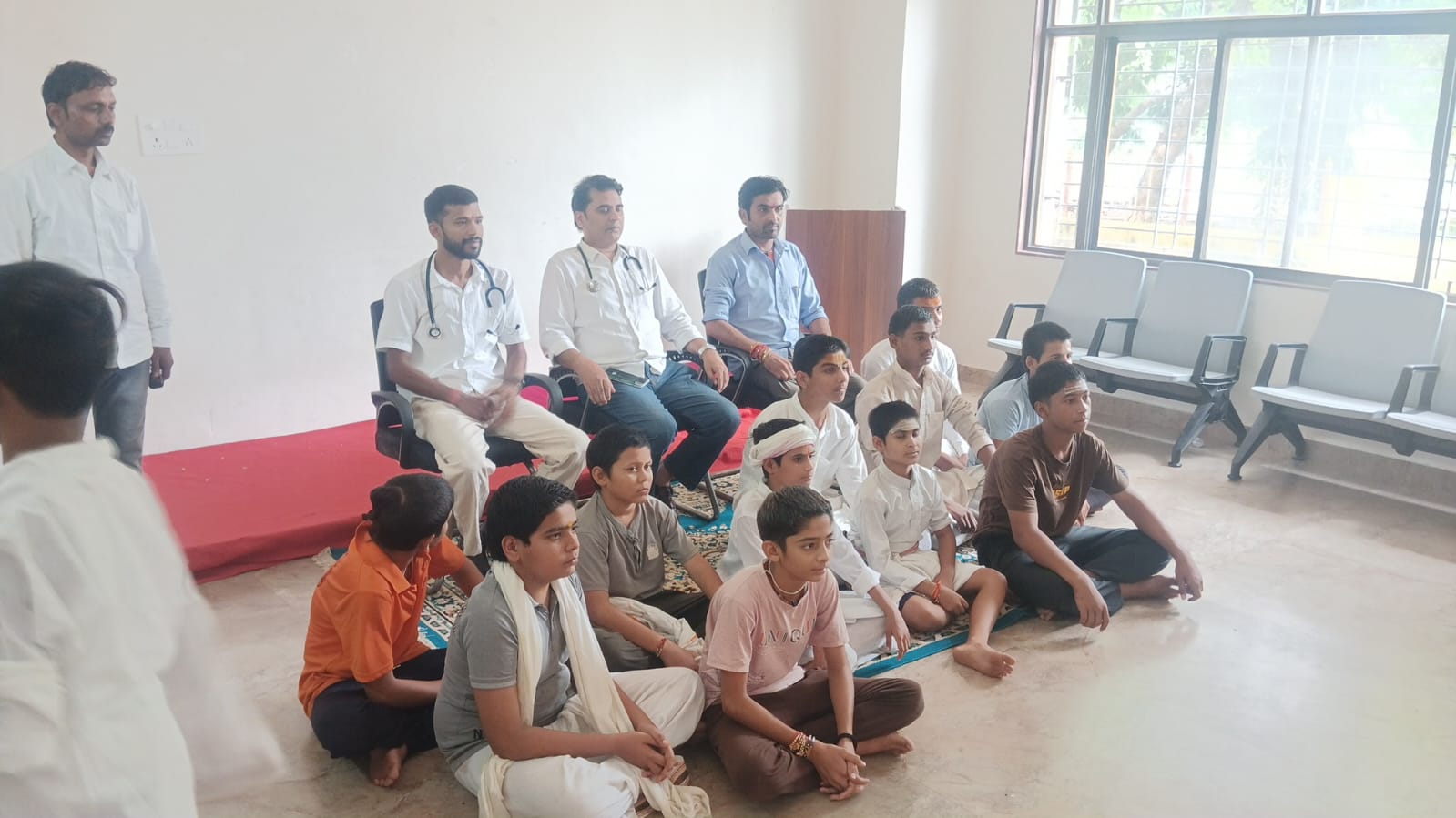 रावतपुरा सरकार संस्कृत विद्यालय में छात्रों के स्वास्थ्य की जांच, चिकित्सकों ने दिए आवश्यक परामर्श