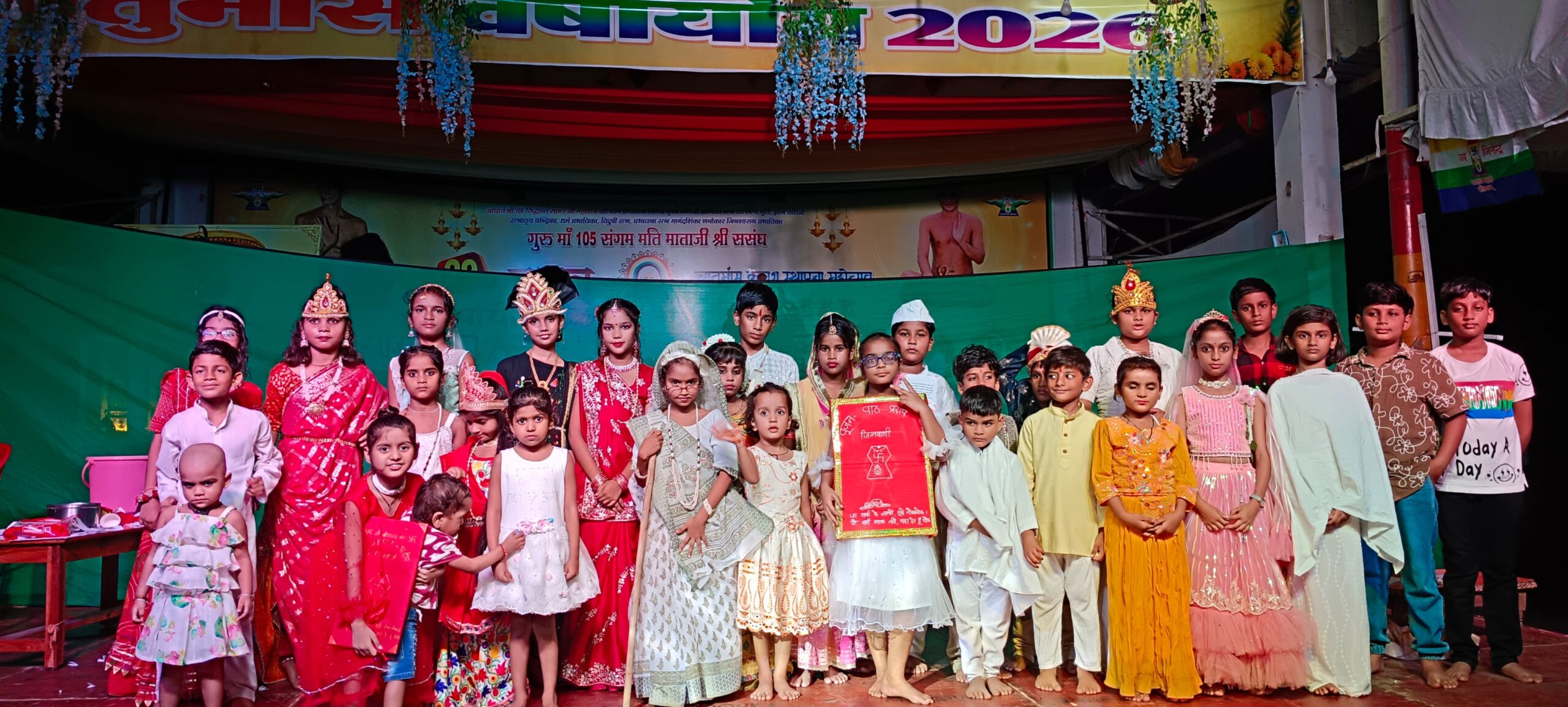 अम्बाह में धार्मिक आयोजन के साथ बच्चों की फैंसी ड्रेस प्रतियोगिता, प्रस्तुतियों ने मोहा मन