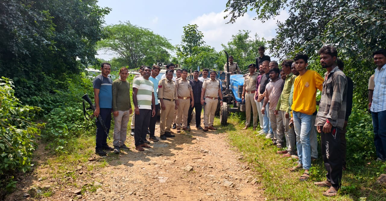 कुक्षी पुलिस की बड़ी कार्रवाई: 6 घंटे में बरामद किए चोरी के ट्रैक्टर-ट्रॉली और स्कूटी, ड्रोन से जंगल में सर्चिंग