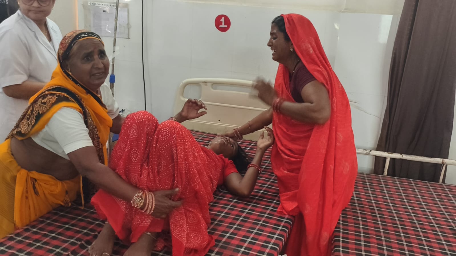 धार में अतिक्रमण कार्रवाई के बीच दो लोगों ने खाया जहरीला पदार्थ, JCB से तीन मकान ध्वस्त