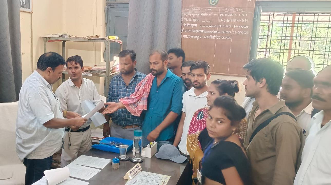 Damoh : आउटसोर्स कर्मचारियों ने श्रम मंत्री के नाम सौंपा ज्ञापन, वेतन और EPF-ESIC सहित कई मांगें उठाईं