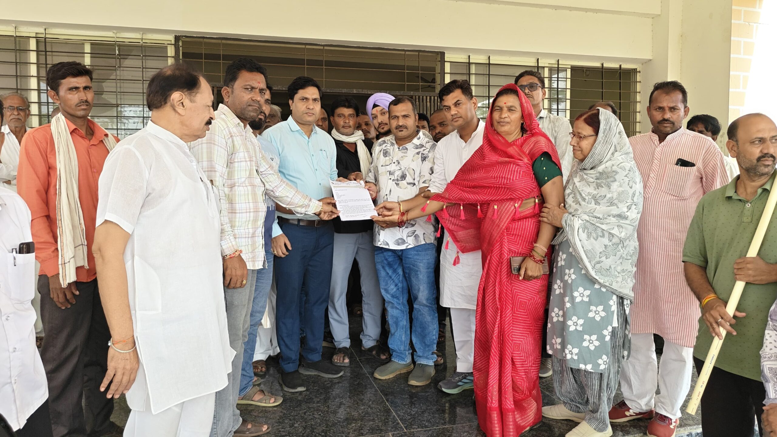 मनावर में OBC आरक्षण पर कांग्रेस ने खोला मोर्चा, तहसीलदार को सौंपा ज्ञापन; जाति जनगणना की भी उठी मांग