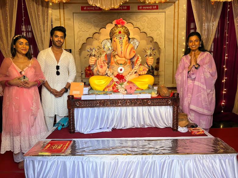 आरती बिराजदार गणपति पंडाल पहुंचीं: किताबें-पेन की अनोखी अपील ने जीता दिल, जानें 3 खास बातें