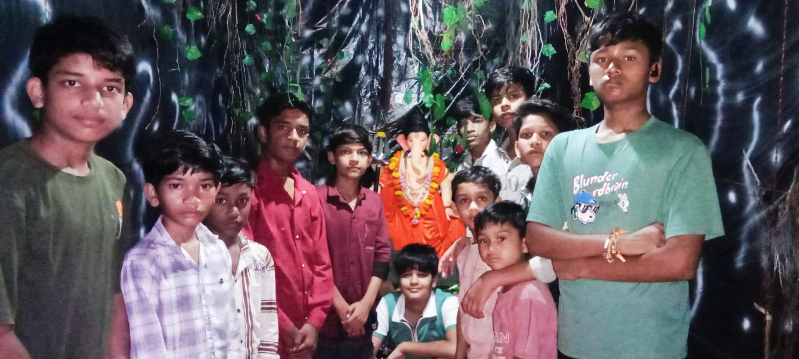 सिलवानी में बच्चों ने अपने दम पर सजाई गणेश झांकी, डरावनी गुफा बनी आकर्षण का केंद्र