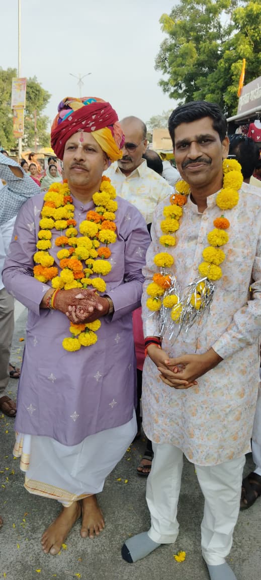 महिदपुर रोड में गूंजे भक्ति के स्वर, ढोल-नगाड़ों के साथ निकली भव्य पोथी यात्रा