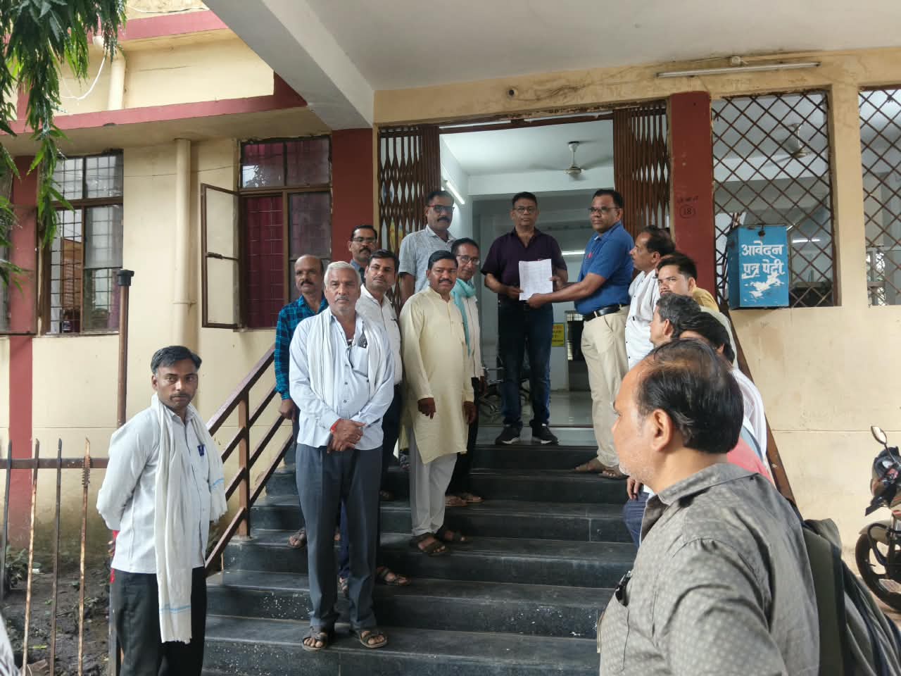 मानदेय भुगतान और अर्जित अवकाश की मांग को लेकर लोकसेवकों ने सौंपा ज्ञापन