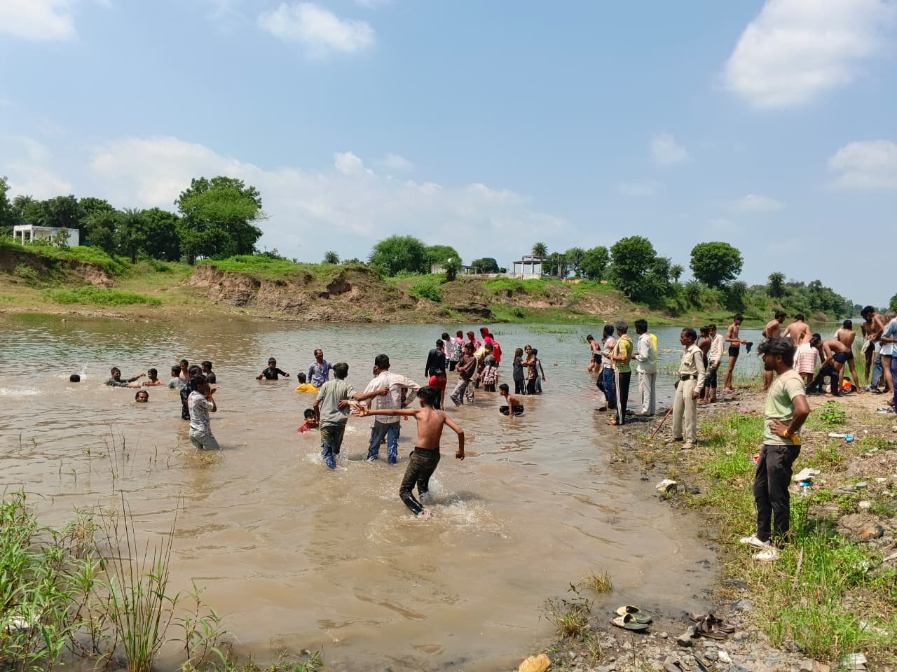 रोजड़ नदी पर गणेश विसर्जन के दौरान दिखा भक्तों का उत्साह, पुलिस की मुस्तैदी में कार्यक्रम संपन्न
