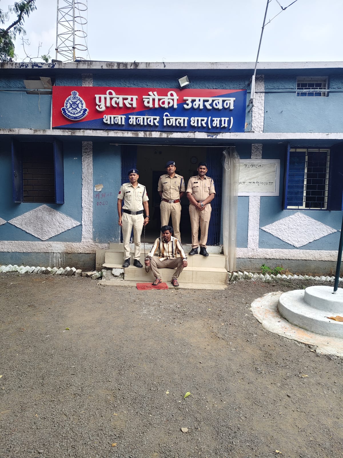 मनावर पुलिस ने लूट और ट्रैक्टर-ट्रॉली चोरी के फरार आरोपी को पकड़ा, 4 स्थायी वारंट भी थे जारी