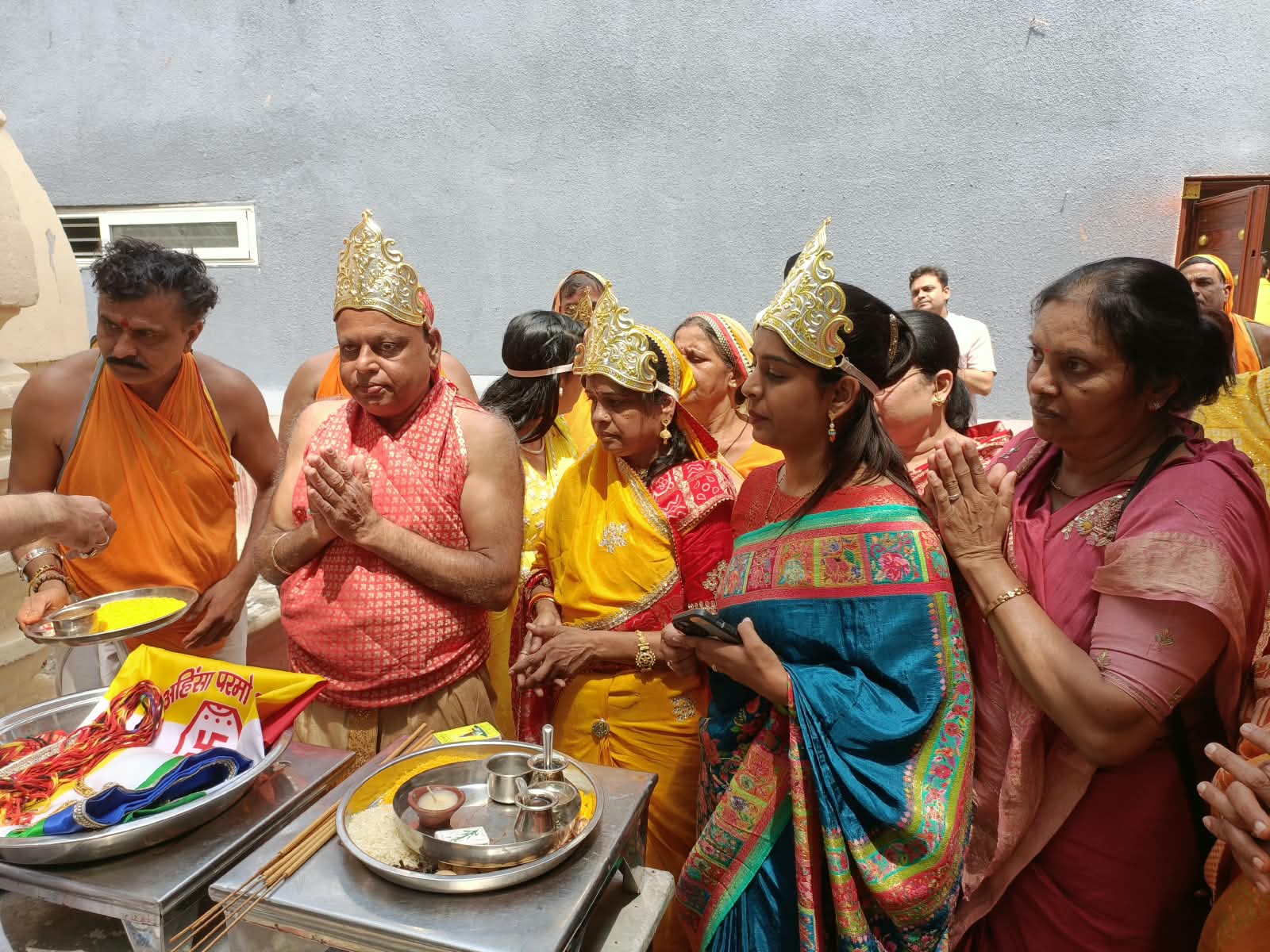 अनंत चतुर्दशी पर माणक चौक लाल मंदिर के शिखर पर फहराई पंचरंगी जैन ध्वजा