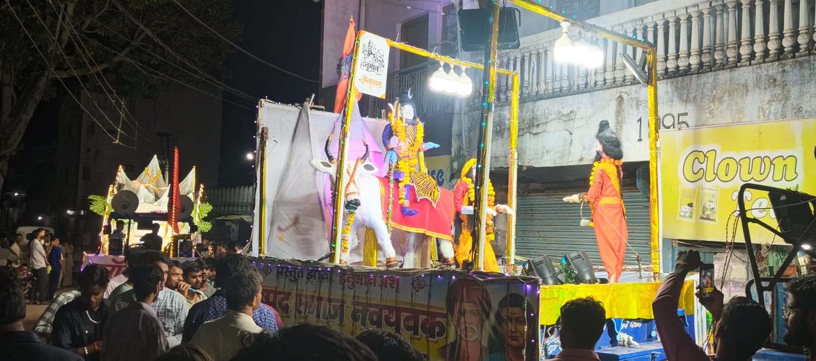 अनंत चतुर्दशी पर पड़ाना और मऊ में निकला भव्य चल समारोह, झांकियों ने मोहा मन