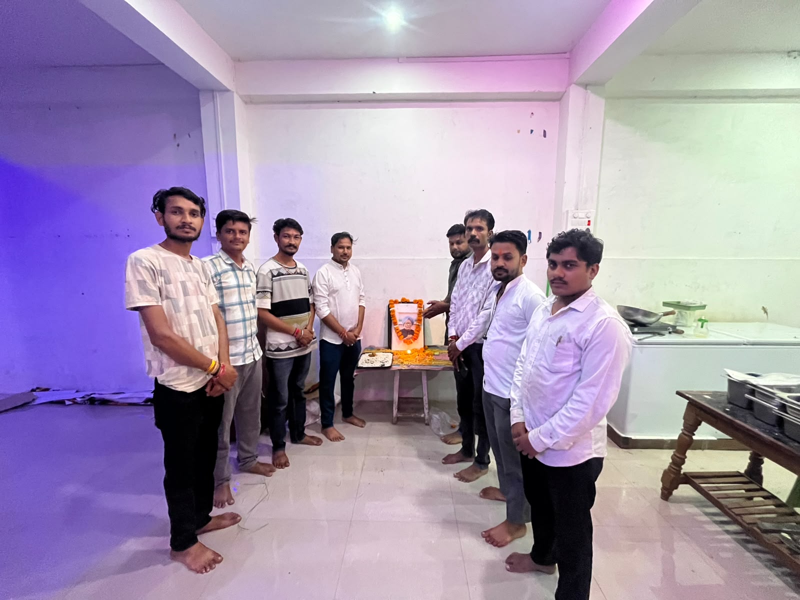 बम्होरी में युवा कांग्रेस ने मनाई डॉ. मनमोहन सिंह की जयंती