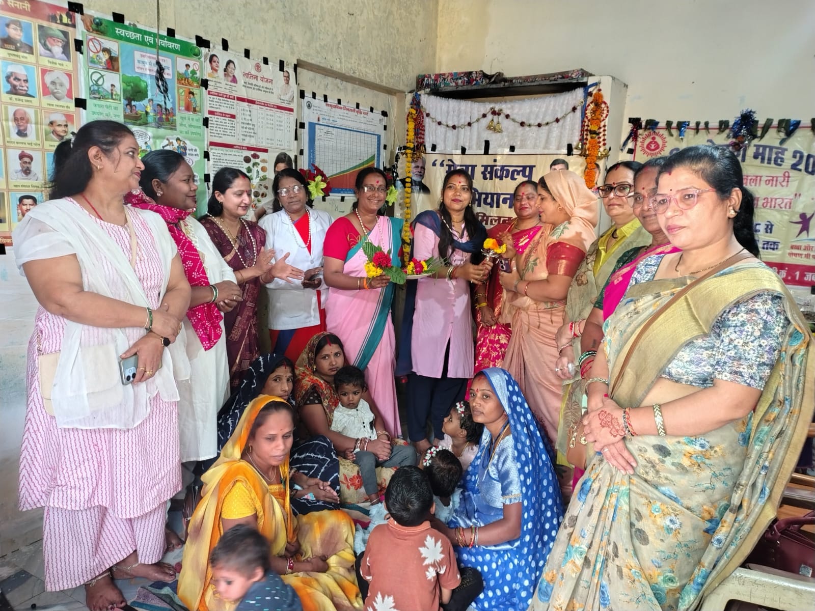 Jabalpur : पोषण दिवस पर आंगनबाड़ी कार्यकर्ताओं का सम्मान, बच्चों को फल-बिस्किट वितरित