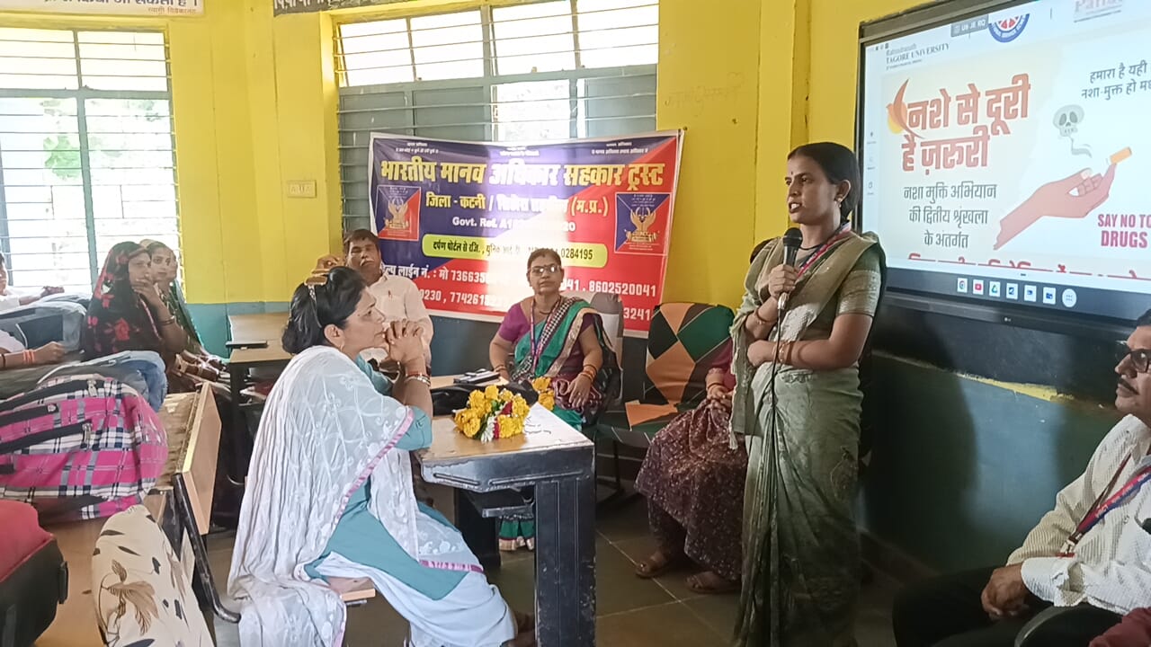 धनगवां स्कूल में IHRCT ने किया पौधरोपण, विद्यार्थियों को नशामुक्ति और साइबर फ्रॉड से बचाव की जानकारी