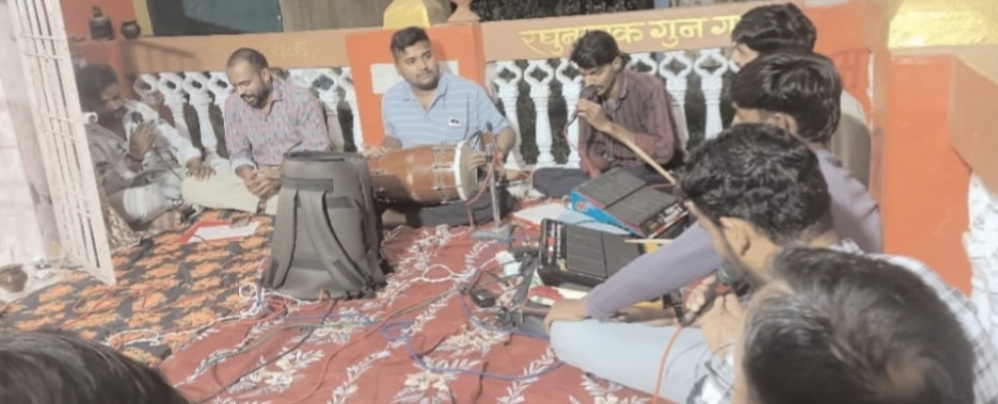 पड़ाना के हनुमान मंदिर में गूंजा सुंदरकांड, भजनों पर भावविभोर हुए श्रद्धालु