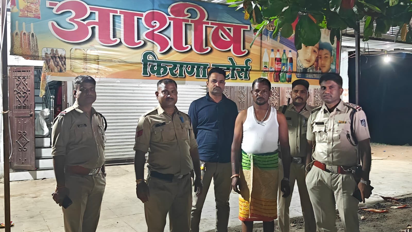 Alirajpur में सघन कॉम्बिंग गश्त: 521 लीटर अवैध शराब जब्त, 46 गुम मोबाइल बरामद