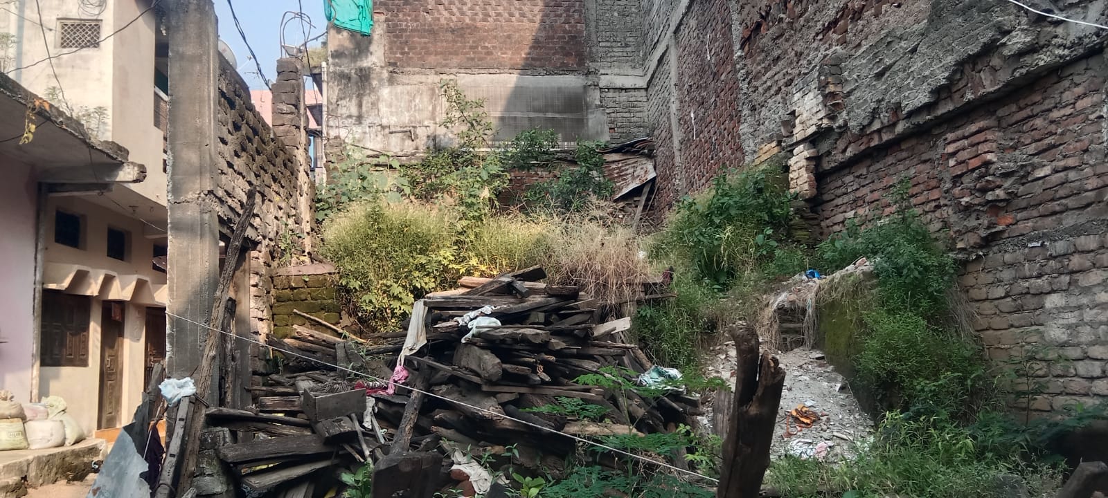 सिलवानी के वार्ड 11 में जर्जर मकान से हादसे का खतरा, सफाई और सुरक्षा की मांग